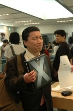 　Mac OS Xの最新版「Tiger」（10.4）が、29日18時から販売が開始された。直販店「Apple Store, Ginza」では、18時までに約1,000人のユーザが列をなしその発売を待っていた。