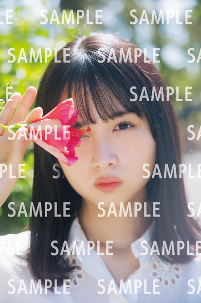 ⽇向坂46・上村ひなの、ハイビスカスが似合う美少女カット解禁！