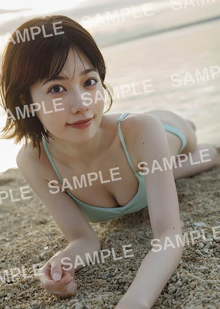 「礒部花凜 1st写真集 私めく」」Amazon.co.jp限定特典・ブロマイド絵柄（KADOKAWA：撮影／藤原宏）