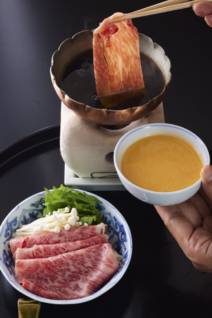 『HANA𠮷兆』のコース料理より、長野県産の村沢牛を使った「すき鍋」