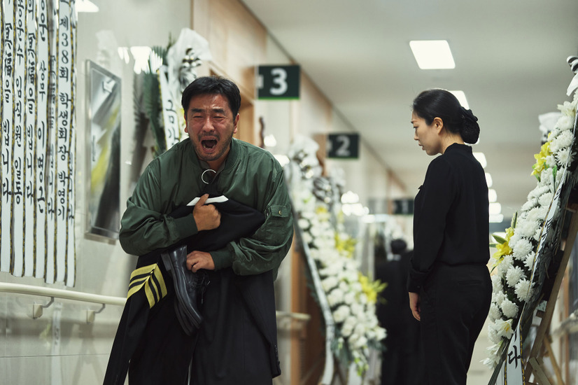 常に道を示してくれた最愛の妻ジヒを亡くし、ジュウォンは大声を上げて泣く。