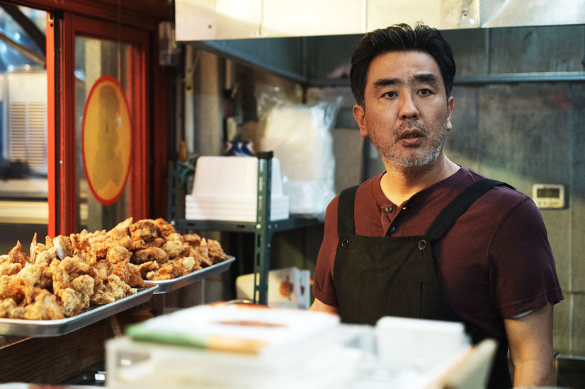 原作でもジュウォンはチキン屋を経営。キャスティングの裏側は知らないが、「チキン屋と言えばリュ・スンリョン（『エクストリーム・ジョブ』）だよね」と誰か発言したに違いない。