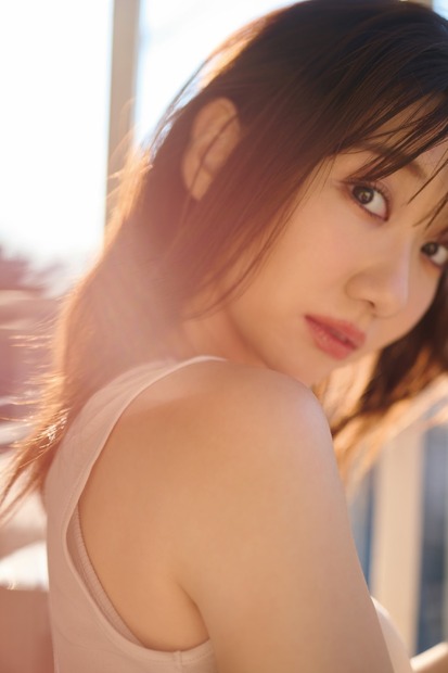 AKB48・柏木由紀、初スタイルブック先行カット第2弾！ナイトルーティンを解説する大人っぽい姿も