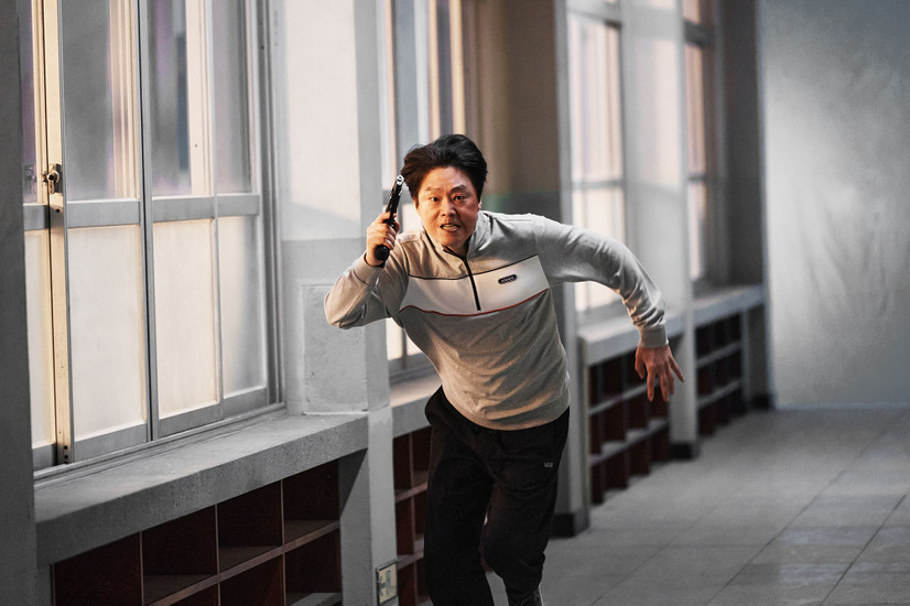 任務ではなく、生徒への愛に突き動かされて動くイルファンの姿に涙。生徒役の俳優たちの裏話によると、ヒウォンは現場でも本物の先生のような存在だったという。