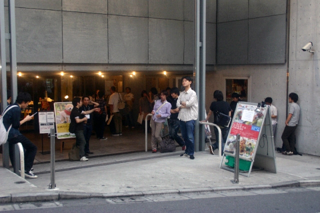 若きクリエイターたちの活気あふれる会場正面風景