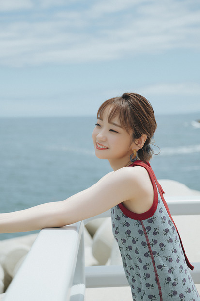 「大橋彩香 1st 写真集 らしさ」　（C)KADOKAWA　撮影／前 康輔