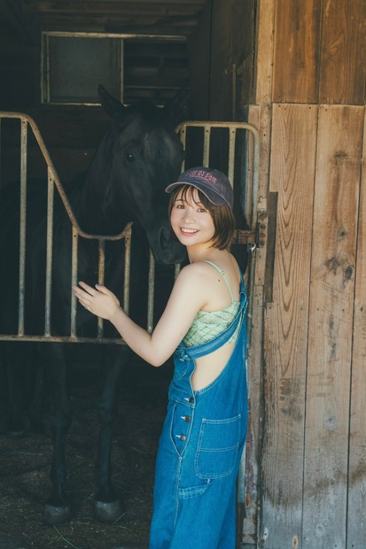 人気グラビアアイドル・真奈の最新写真集が発売決定！青がテーマの爽やかな1冊