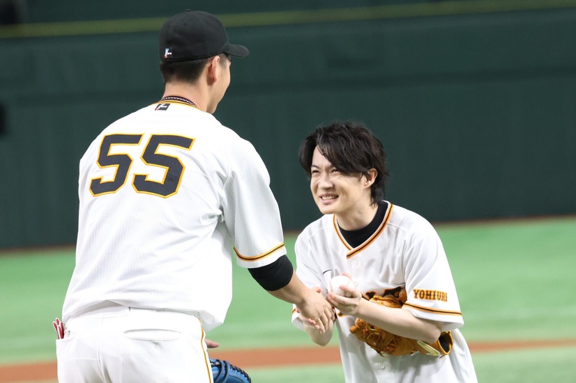 秋広優人選手、神木隆之介始球式