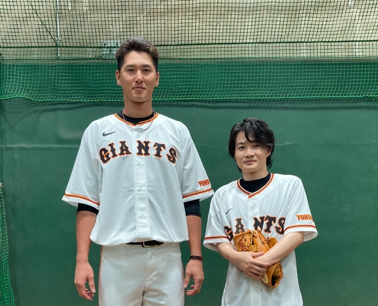 秋広優人選手、神木隆之介ブルペン2ショット