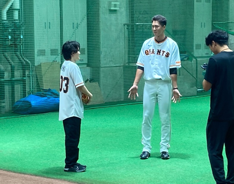神木隆之介、秋広優人選手ブルペン2ショット