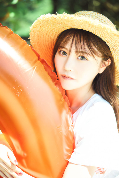 AKB48・込山榛香の1stイメージDVD「ターコイズブルーの誘惑」（リバプール）(C)2023 Liverpoo
