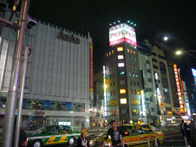 上野・仲町通り前の交差点あたり。夜でも非常に賑わっている一角だ