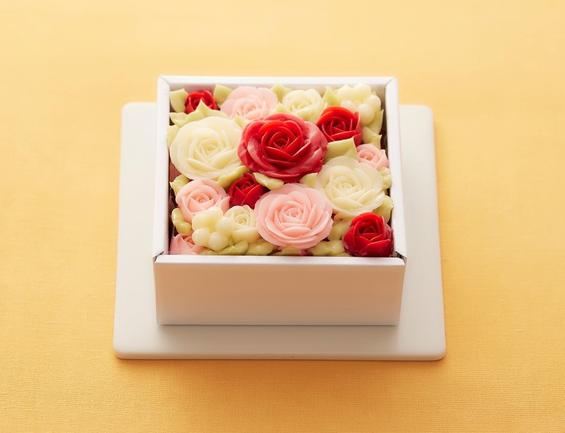 「フラワーピクニックカフェ」の「食べられるお花のクリスマスボックスフラワーケーキ」