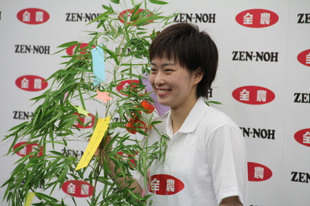 所属会見当時の様子