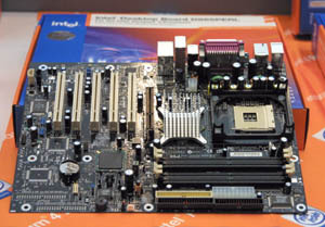 インテル、中位クラス向けのHyper-Threading対応Pentium4と新チップセット
