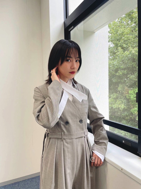 のん、ニューヘアスタイルでメンズライクな衣装着こなし！ファンからは「とっても素敵」