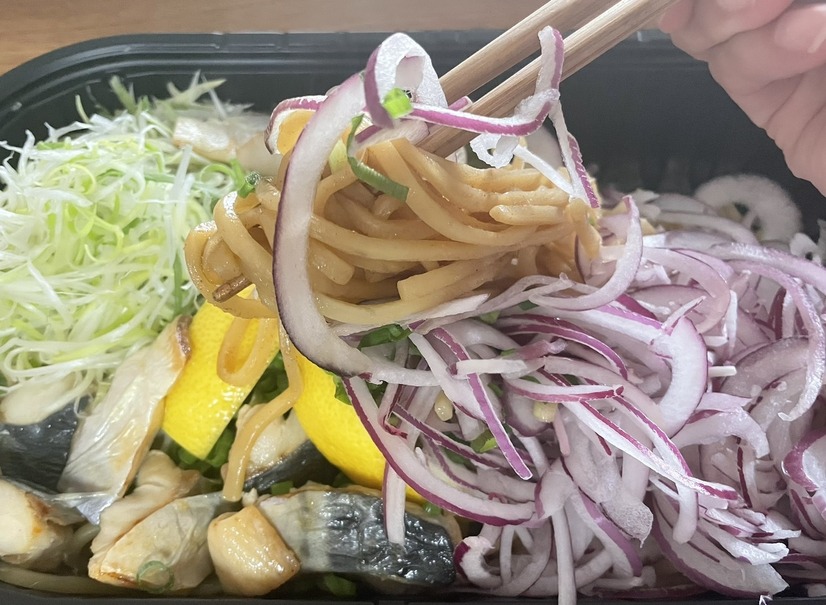 汁無しさばラーメン　撮影：渡邉