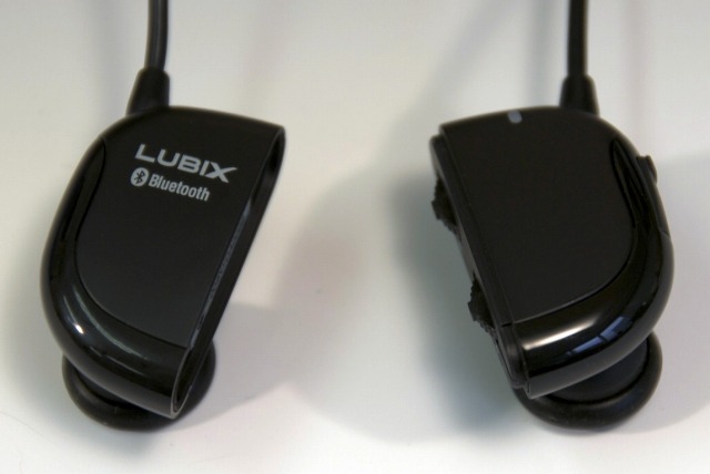 使用する時は、左右のユニットに分割して耳に装着する。充電する際は、左ユニットの外側に専用のUSB端子があるので、そこを経由して行う。