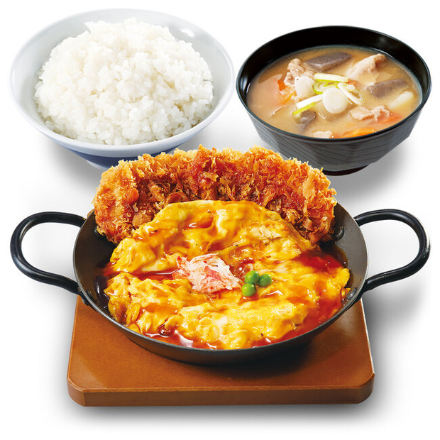天津飯チキンカツ定食　790円(税込869円)