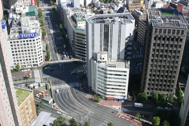 霞が関ビルから見た虎ノ門交差点。休日のため道路はすいている