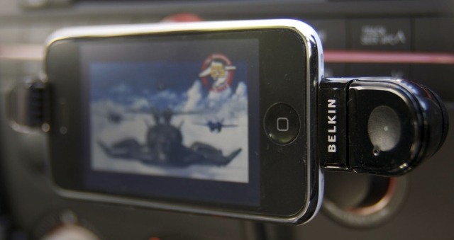 　BELKINの「TuneBase FM X」は、車のシガーライターソケットからiPod/iPhoneへの充電を行いながら、カーステレオのFMラジオを使用してiPodの音楽を聴くことができる製品である。