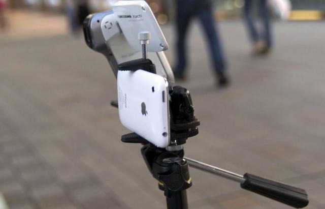 　iPhone 3G/3GSには、カメラが付属しているが、手ぶれ補正などの機能がない。そのため、暗い場所や手ぶれしないように写真を撮りたい場合には、三脚などを使用して確実にiPhoneを固定する必要がある。