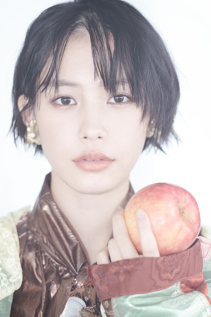 南沙良、人生初のショートカットで挑む2024年カレンダー！フルーツ片手にちょっぴりセクシーな表情も