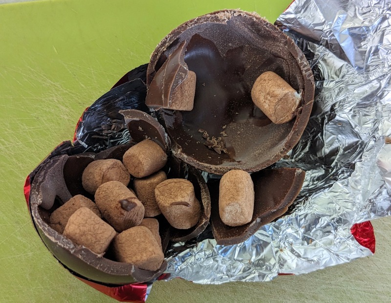 チョコレートボムを割った写真　撮影：渡邉