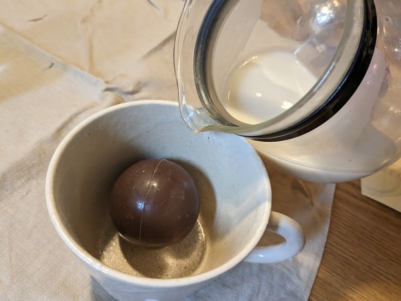 チョコレートボムを溶かした写真　撮影：渡邉