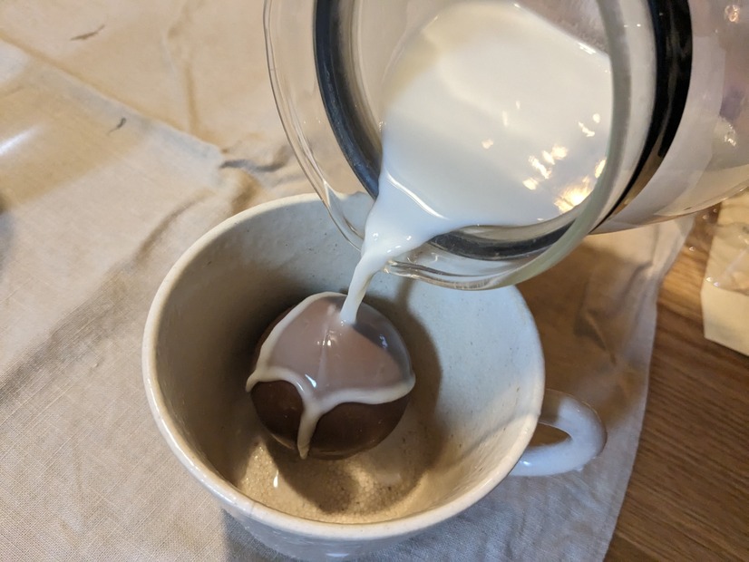 チョコレートボムを溶かした写真　撮影：渡邉