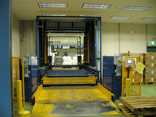 完成した製品はエレベーターで1階の出荷スペースへ運ばれる