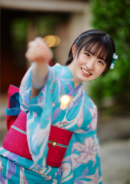 かすみ草とステラ・比賀ハルの1st写真集が本日発売！均整の取れたスタイルと鍛えられた”腹筋”に注目