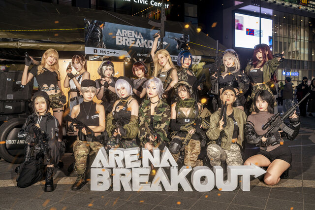 武装少女『Arena Breakout』2日目集合写真／うさぉ、Momoko葵葵、Natsume、シスル、つんこ、ろむ、くらる、めんはむ、立花 繭子、立花みりか、めでぃ、JILL、桜井エミリア、倉地那侑、なを。、雪野なな／撮影：乃木章、粉塵合成素材：KAZUMA（X：@kazuma_aono）