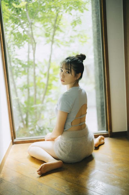 「桜井日奈子2024カレンダーブック」（株式会社東京ニュース通信社）