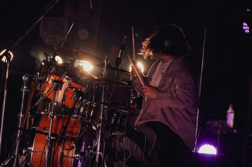 のん、真っ赤な衣装で熱唱！ライブSHOTを複数公開
