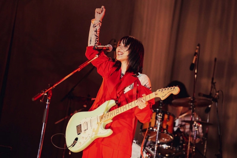 のん、真っ赤な衣装で熱唱！ライブSHOTを複数公開