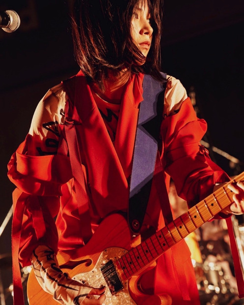 のん、真っ赤な衣装で熱唱！ライブSHOTを複数公開