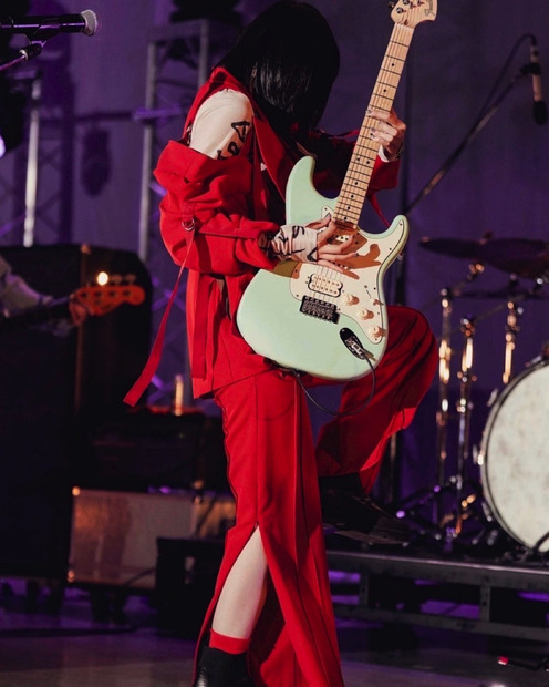 のん、真っ赤な衣装で熱唱！ライブSHOTを複数公開