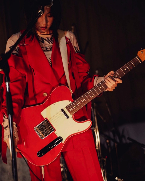 のん、真っ赤な衣装で熱唱！ライブSHOTを複数公開