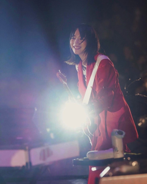 のん、真っ赤な衣装で熱唱！ライブSHOTを複数公開
