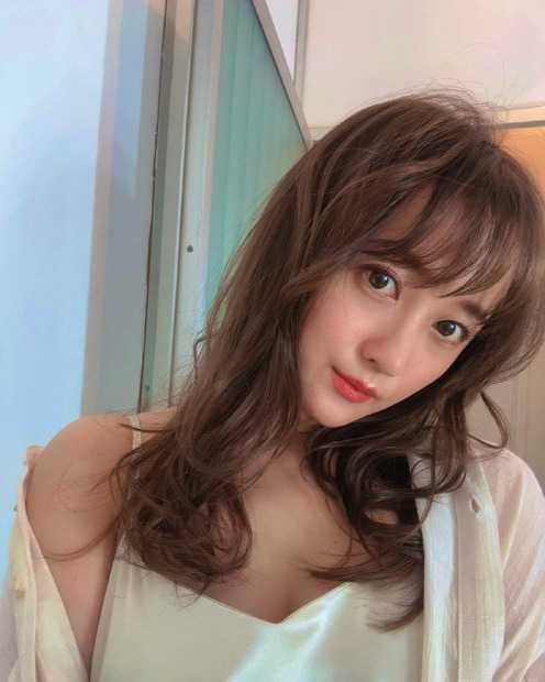 小松彩夏、シースルーシャツはだける自撮りショット公開
