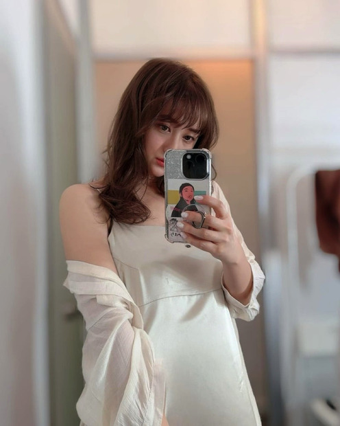 小松彩夏、シースルーシャツはだける自撮りショット公開