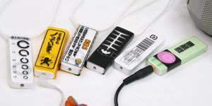 　ソリッドアライアンスは13日、iPod shuffle用フィルムスキン「エヅラチャンプルー」を発売した。