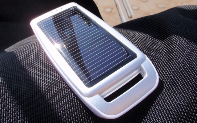 　パンズのモバイルソーラー 充電器「DR. SOLAR CHARGER」は、太陽光充電が可能なソーラーパネルを備えたiPhone 3Gの充電にも対応したモバイルバッテリーである。