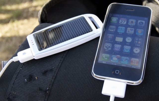 　パンズのモバイルソーラー 充電器「DR. SOLAR CHARGER」は、太陽光充電が可能なソーラーパネルを備えたiPhone 3Gの充電にも対応したモバイルバッテリーである。