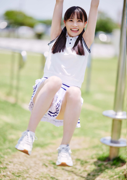 かすみ草とステラ・有岡ちひろ、初のソロ作品でドキッとするような下着姿