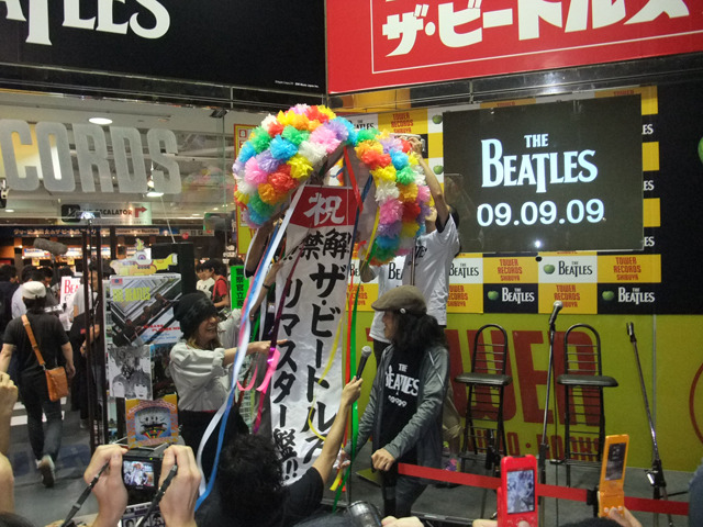 ムッシュかまやつがクス玉を