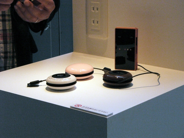 　KDDIが9日に都内で開催した「iida」（イーダ）ブランドの新商品発表会。ここでは今後「LIFESTYLE PRODUCTS」と呼ばれることとなった周辺機器を写真で紹介する。
