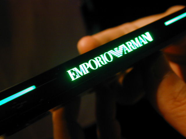 　ジョルジオ・アルマーニ氏デザインの携帯「NIGHT EFFECT SoftBank 830SC EMPORIO ARMANIモデル」の発表会が15日、都内で行われた。