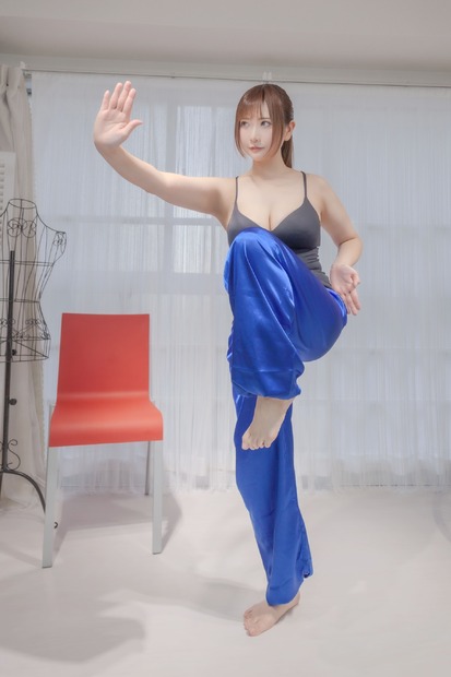 すみれおじさん、伝説級スタントマンによる「アクションフィットネス」に挑戦